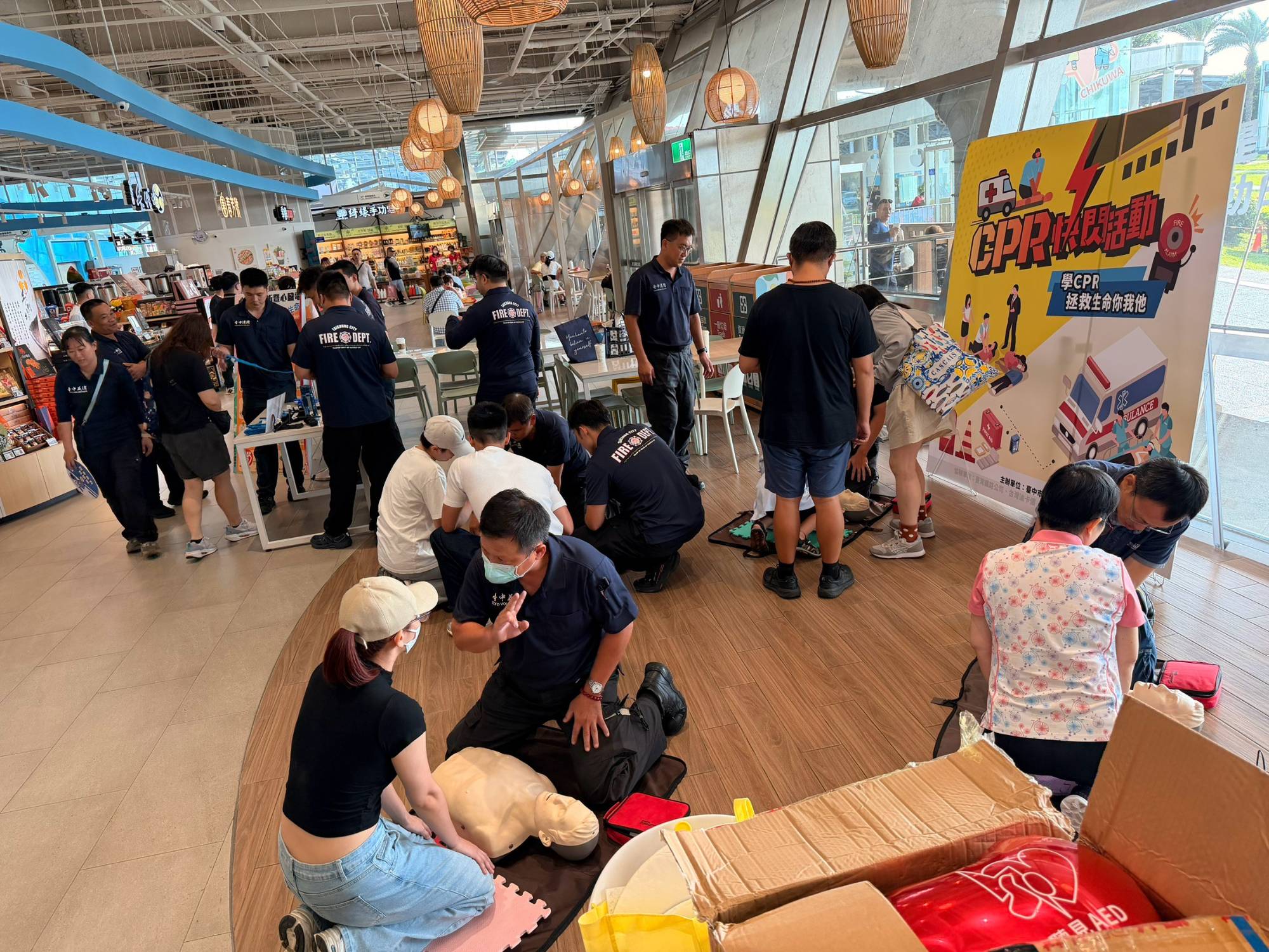 清水服務區 CPR 快閃活動，民眾實際練習胸部按壓