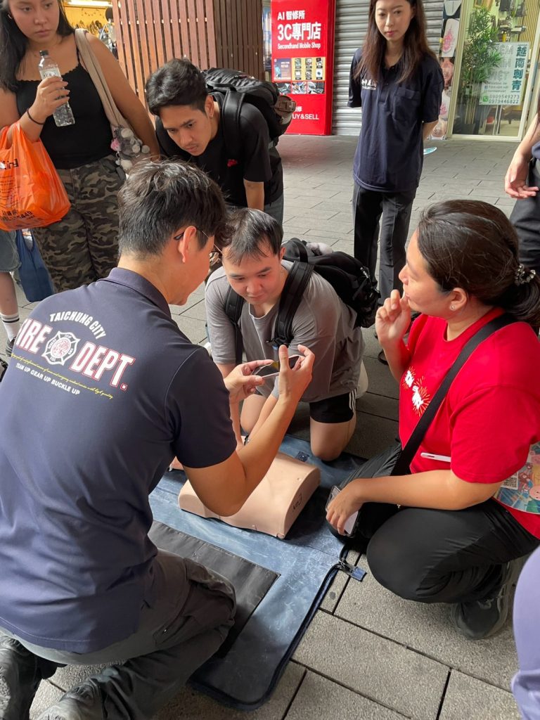 東協廣場街頭 CPR 教學，消防人員指導民眾與外籍朋友操作