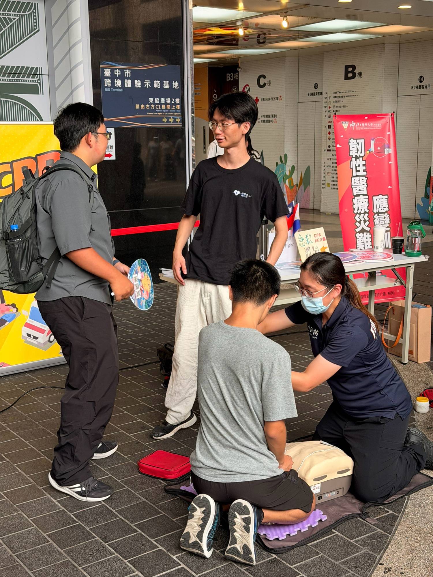 東協廣場跨境體驗示範基地門口的 CPR 體驗攤位